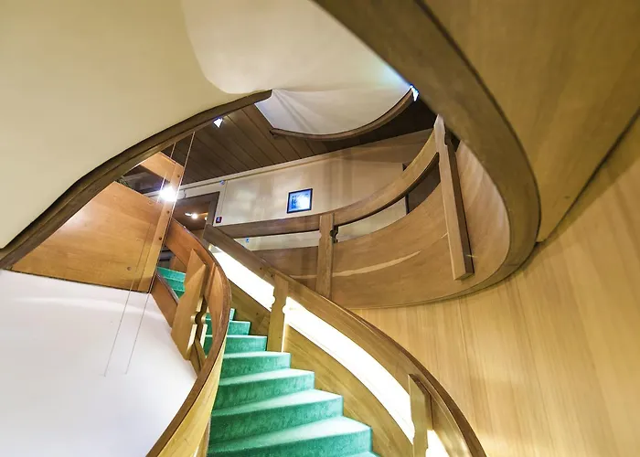 Roessl-dependance Neue Post מלון 3*